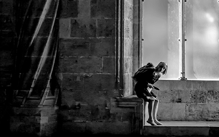 Photo en noir et blanc de Marilg : fille assise sur un muret.