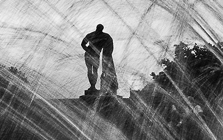 Photo en noir et blanc de Marilg : sculpture d'Hercule.
