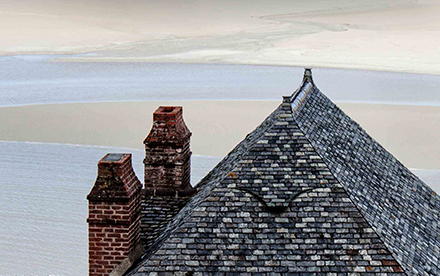 Photo en couleur de Marilg : vue d'un toit sur la baie du Mont-Saint-Michel