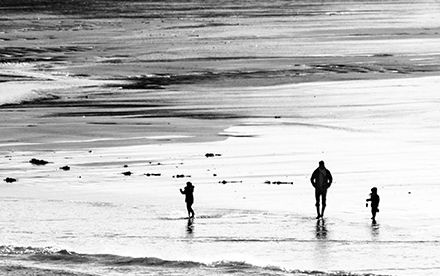 Photo en noir et blanc de Marilg : 3 silhouettes de marcheurs au bord de l'eau