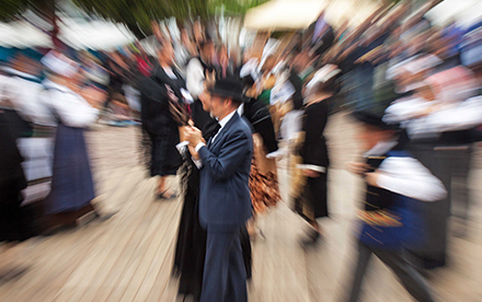 Photo en couleur de Marilg : danseurs folkloriques avec effet de zooming, plan sur un homme