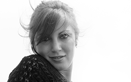 Photo en noir et blanc de Marilg : portrait de Gabrielle