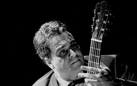 Photo en noir et blanc de Marilg : portrait de Mauricio Diaz Alvarez, guitariste
